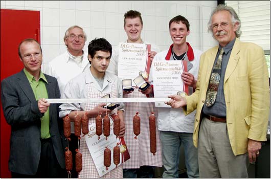 Freuen sich �ber DLG-Medaillen (von links): stellvertretender Schulleiter Erich Miller, Lehrer Leonhard Gutmair, die Auszubildenden Christian H�rst, Dominik Graf und Martin Resch sowie Schulleiter Ulrich Houter. &copy; KJF/Riske